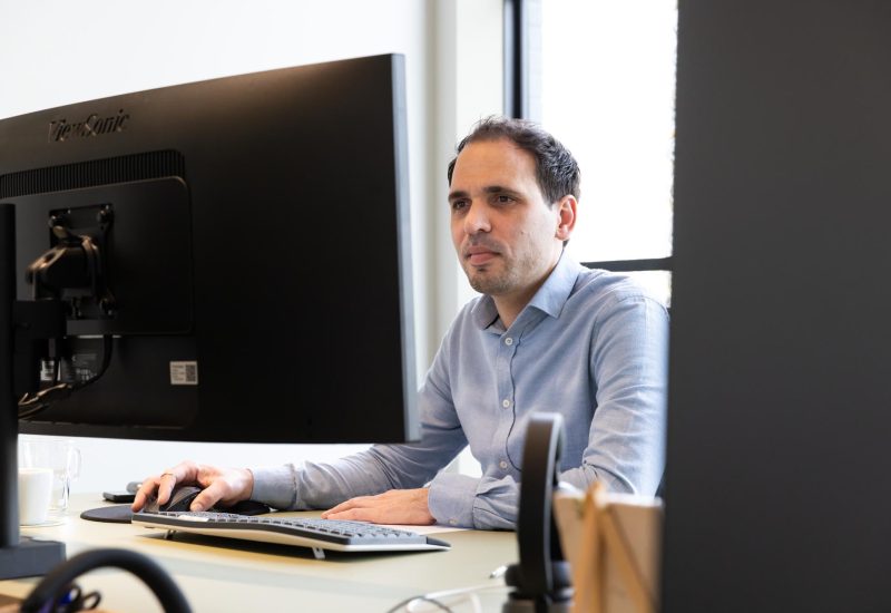 Jeroen van Flow Accountants werkt achter zijn scherm