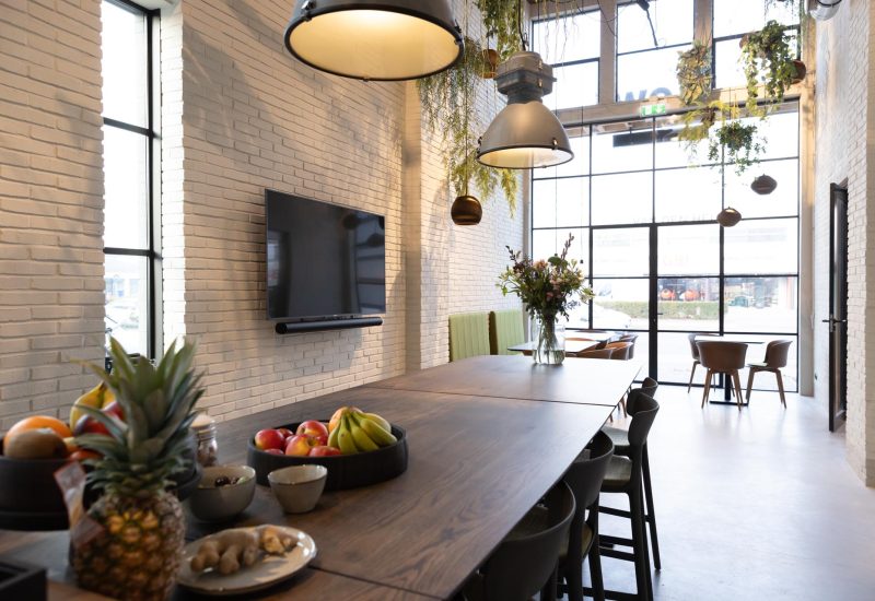 Grote ruimte bij Flow Accountants met lange tafel, planten en lampen