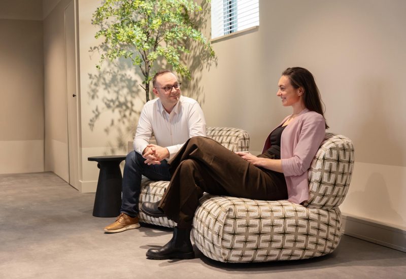 Twee collega's van Flow Accountants zitten pratend in overleghoek